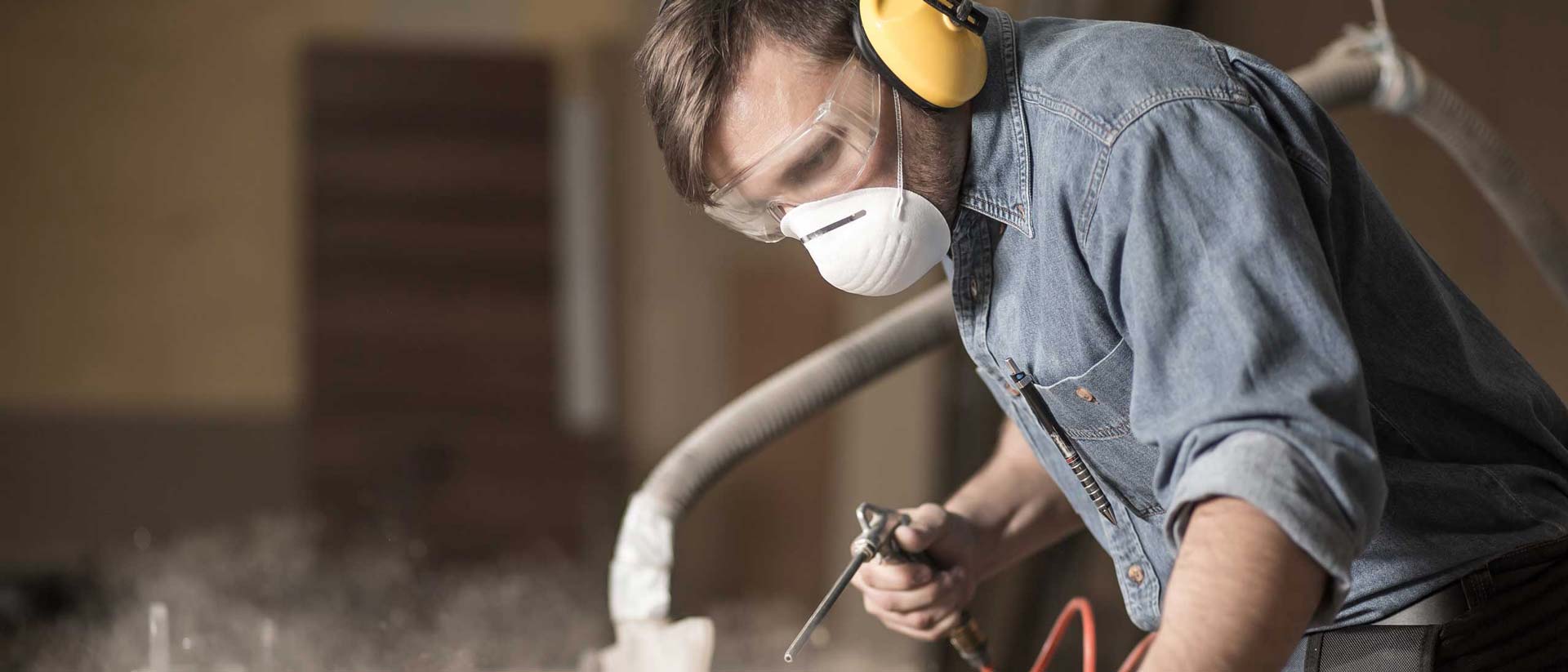 Worker wearing a protective FFP respirator