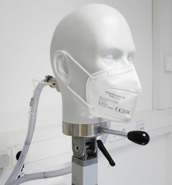 Head manikin with FFP mask